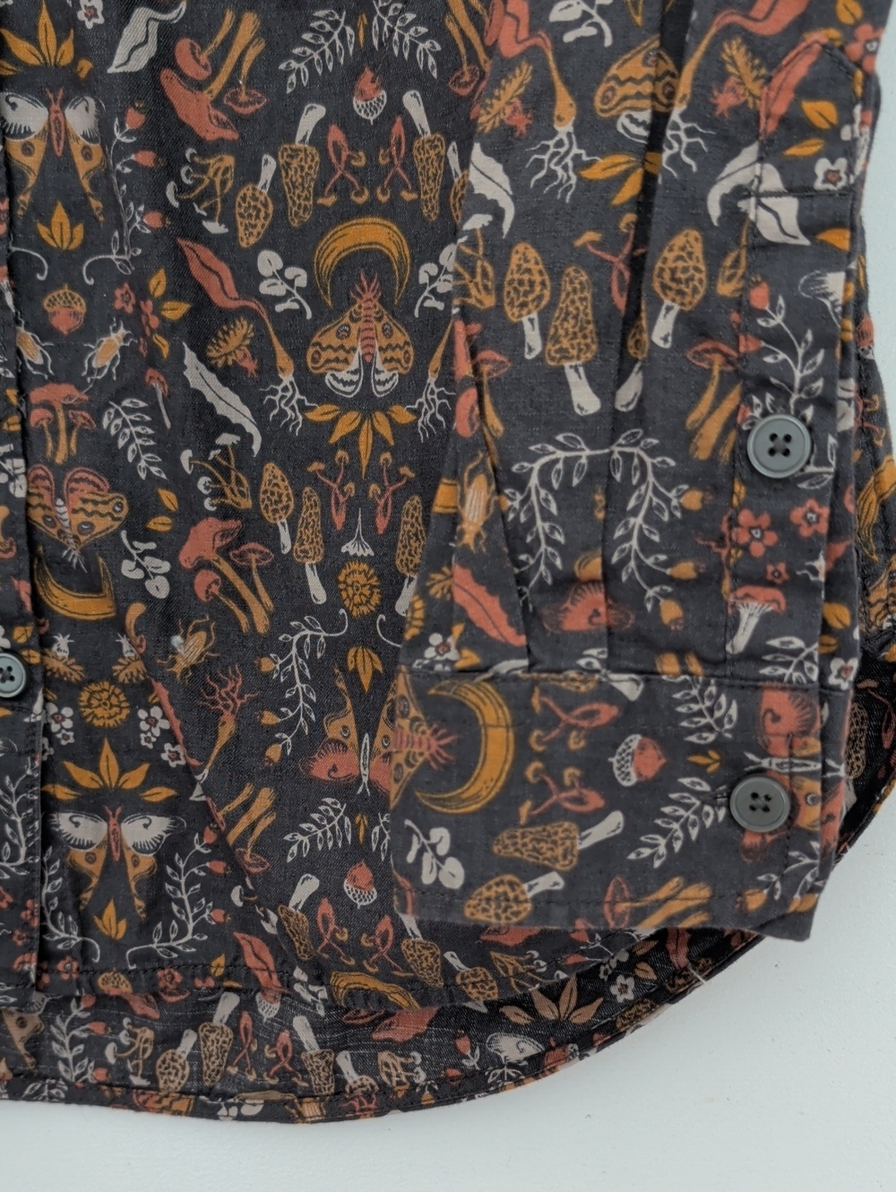 Duluth Trading Co Mushroom And Moth Button Up Long Sleeve Shirt Size Small - Picture 4 of 7